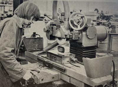 Bertus achter de freesmachine